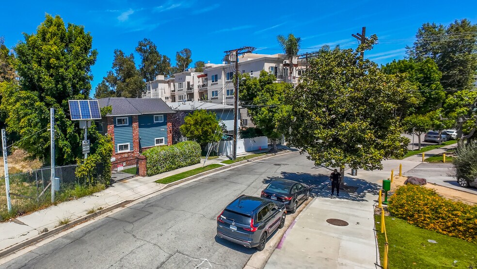 4248 Arch Dr, Studio City, CA à vendre - Photo de l’immeuble – Image 3 sur 7