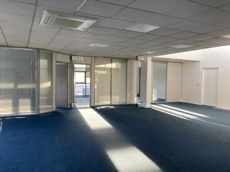 Local d’activités dans Sucy-en-Brie à louer - Photo de l’immeuble – Image 3 sur 7