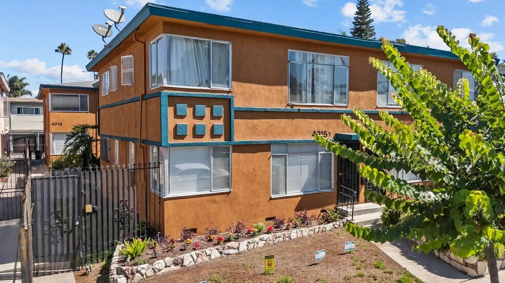 4015 Palmwood Dr, Los Angeles, CA à vendre - Photo de l’immeuble – Image 2 sur 13