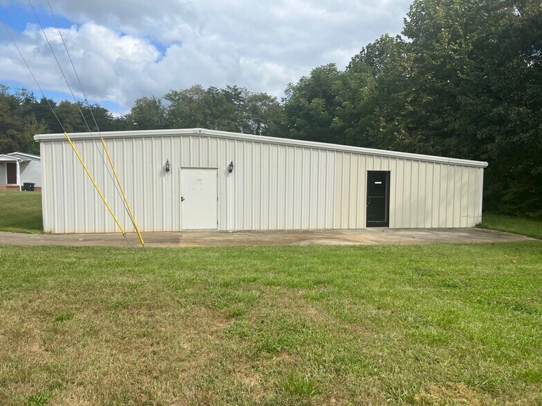 1025 Brandon ln, Danbury, NC à vendre - Photo de l’immeuble – Image 2 sur 36