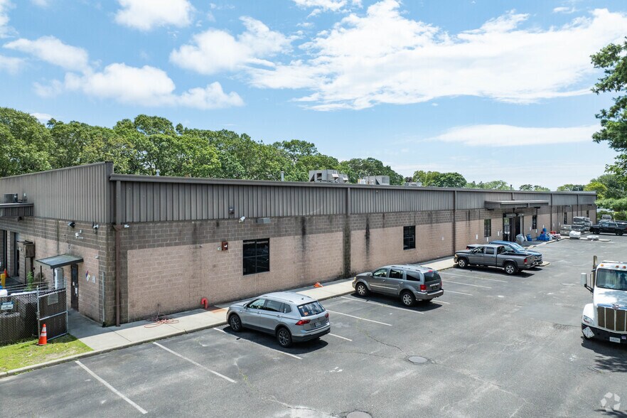65 Robinson Ave, Patchogue, NY à louer - Photo de l’immeuble – Image 2 sur 4