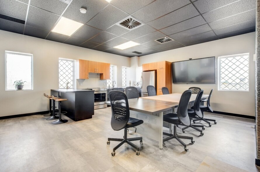 8220 Boul Métropolitain E, Montréal, QC à vendre - Photo intérieure – Image 2 sur 11