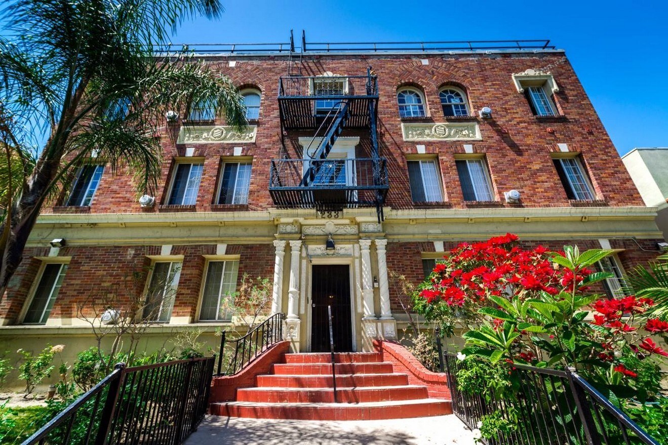 233 N Kenmore Ave, Los Angeles, CA à vendre Photo de l’immeuble– Image 1 sur 20