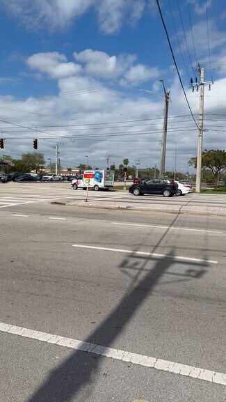 Plus de détails pour 7979 Pines Blvd, Pembroke Pines, FL - Local commercial à vendre