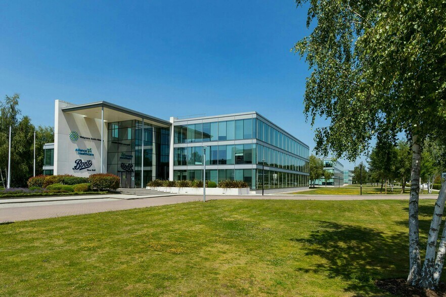 2 Brooklands Rd, Weybridge à louer - Photo de l’immeuble – Image 3 sur 12