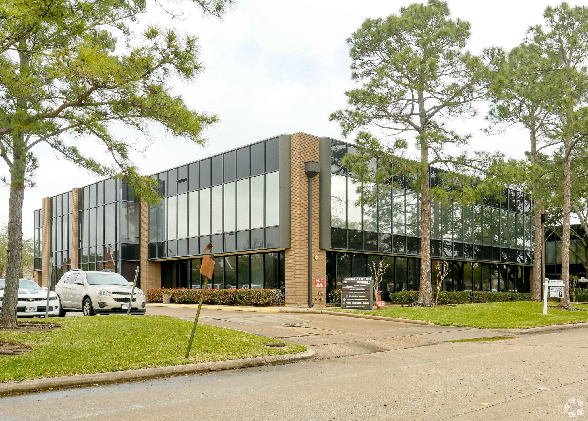 1335 Regents Park Dr, Houston, TX à louer Photo principale– Image 1 sur 5