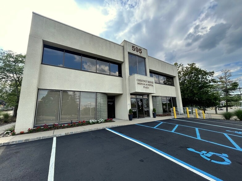 595 Chestnut Ridge Rd, Woodcliff Lake, NJ à vendre - Photo de l’immeuble – Image 2 sur 34