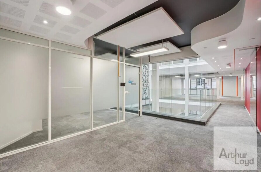 9 Rue Christophe Colomb, Paris à louer - Photo de l’immeuble – Image 2 sur 13