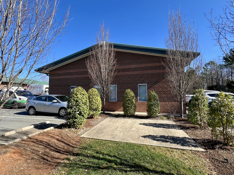 2028 Independence Commerce Dr, Matthews, NC à louer - Photo de l’immeuble – Image 2 sur 5