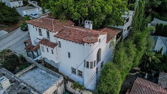 Plus de détails pour 3135 Oakcrest Dr, Los Angeles, CA - Logement à vendre