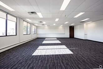 5920 & 5940 Macleod Trl SW, Calgary, AB à louer Photo de l’immeuble– Image 2 sur 7