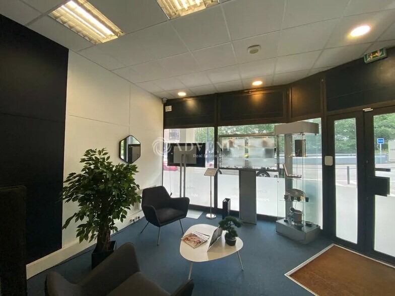 Local commercial dans Montigny-le-Bretonneux à louer - Photo de l’immeuble – Image 1 sur 5