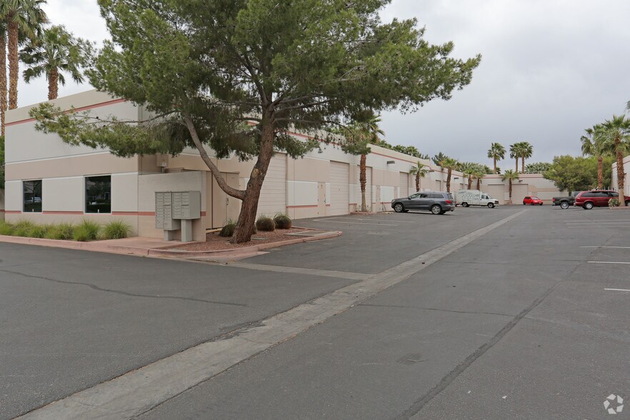 6340 McLeod Dr, Las Vegas, NV à louer - Photo de l’immeuble – Image 3 sur 5