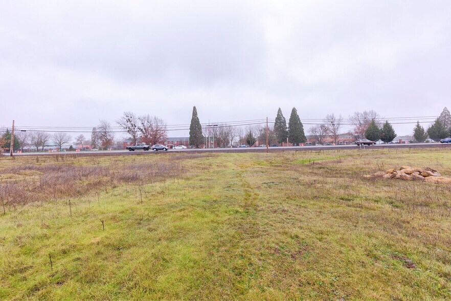 3083 Ave H, White City, OR à vendre - Photo de l’immeuble – Image 2 sur 11