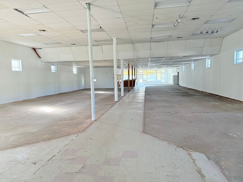 577 Medford Ave, Patchogue, NY à louer - Photo de l’immeuble – Image 2 sur 17