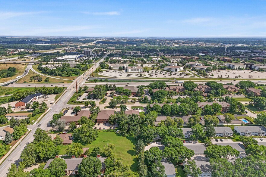 4920 Pleasant St, West Des Moines, IA à louer - Photo de l’immeuble – Image 3 sur 14
