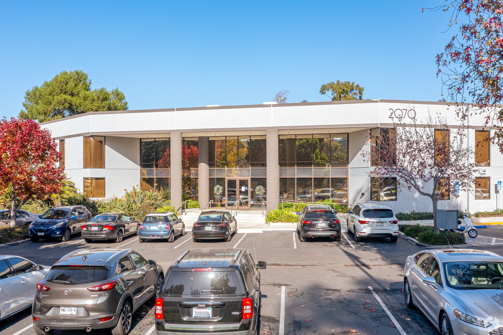 2070 Las Palmas Dr, Carlsbad, CA à louer Photo principale– Image 1 sur 8