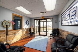 3750 Industrial Dr, Carlyle, IL à vendre Hall d’entrée– Image 1 sur 13