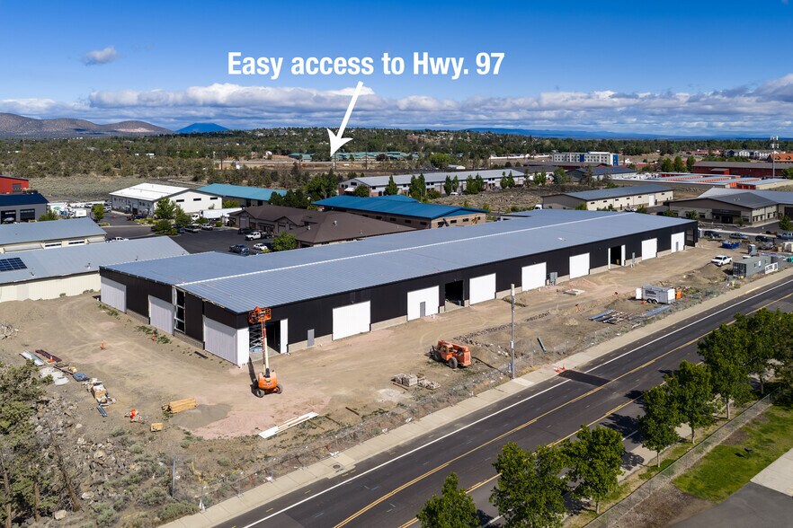2020 SW Deerhound Ave, Redmond, OR à louer - Photo de l’immeuble – Image 2 sur 12