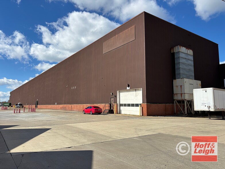 8500 Clinton Rd, Brooklyn, OH à louer - Photo de l’immeuble – Image 1 sur 7