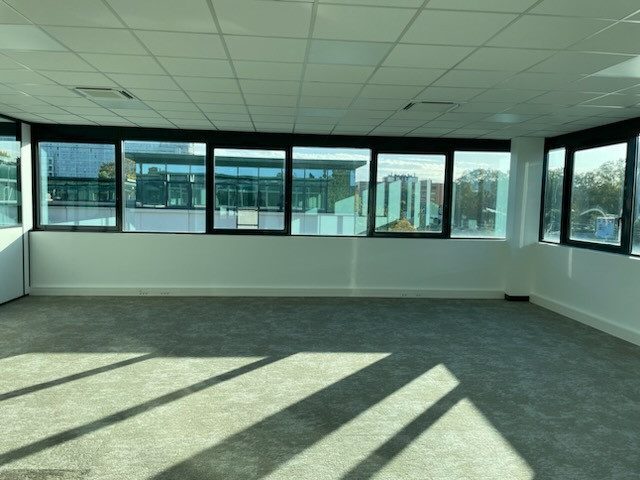 Bureau dans Villeneuve-la-Garenne à louer - Photo de l’immeuble – Image 3 sur 10
