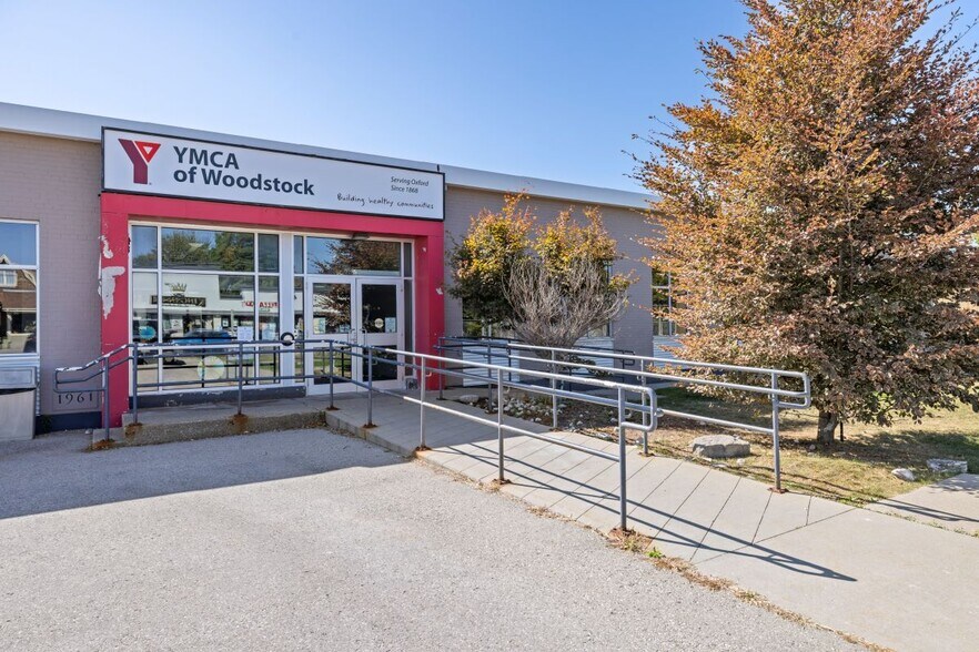 808 Dundas St, Woodstock, ON à vendre - Photo principale – Image 1 sur 3