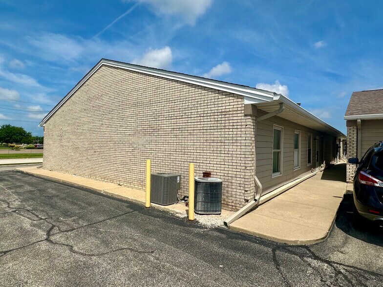 202 S Eldorado Rd, Bloomington, IL à louer - Photo de l’immeuble – Image 3 sur 15