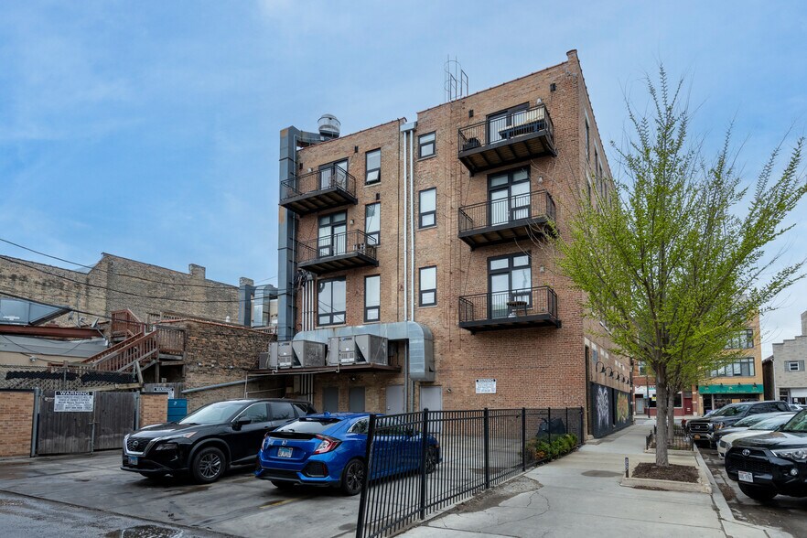 1523 W Chicago Ave, Chicago, IL à vendre - Photo de l’immeuble – Image 2 sur 24