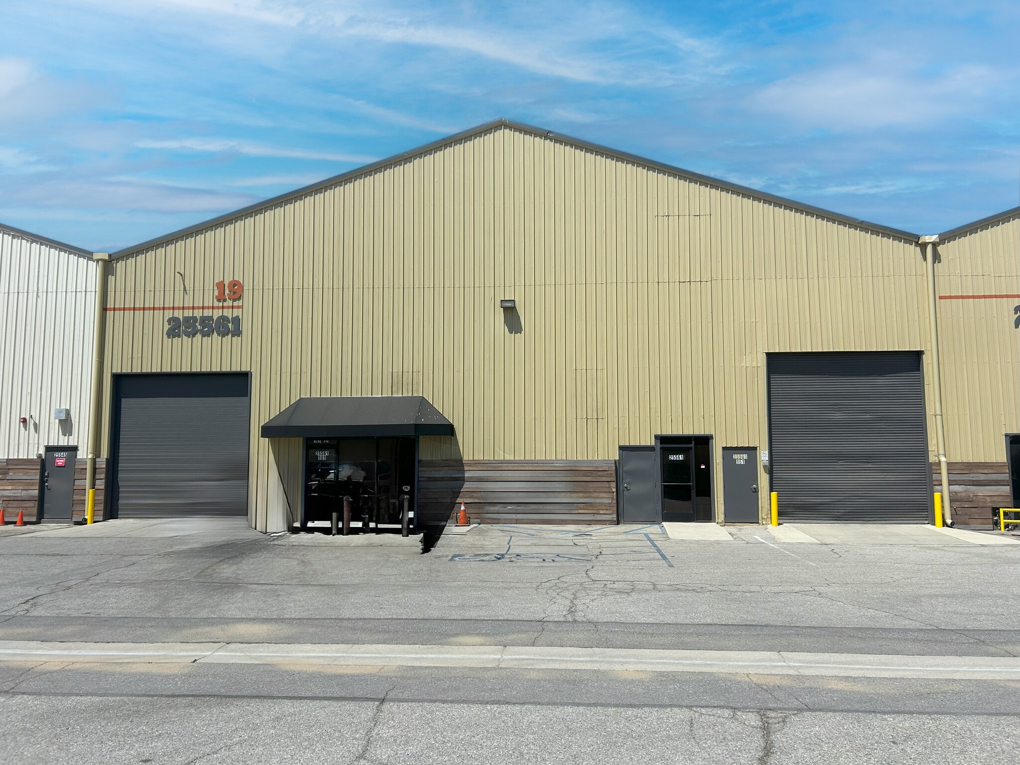 25545-25710 Springbrook Ave, Santa Clarita, CA à louer Photo de l’immeuble– Image 1 sur 3