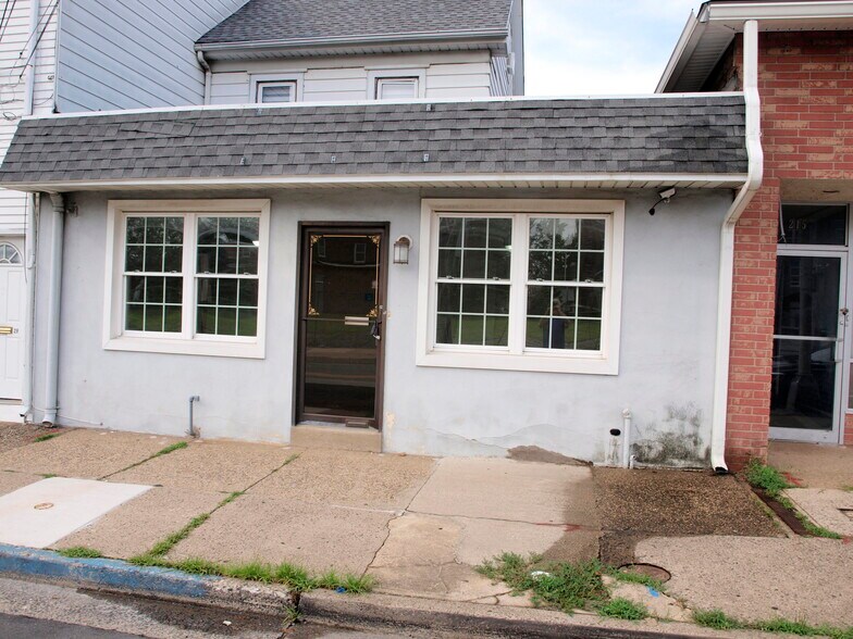 209 Bridgeboro St, Riverside, NJ à louer - Photo de l’immeuble – Image 1 sur 12