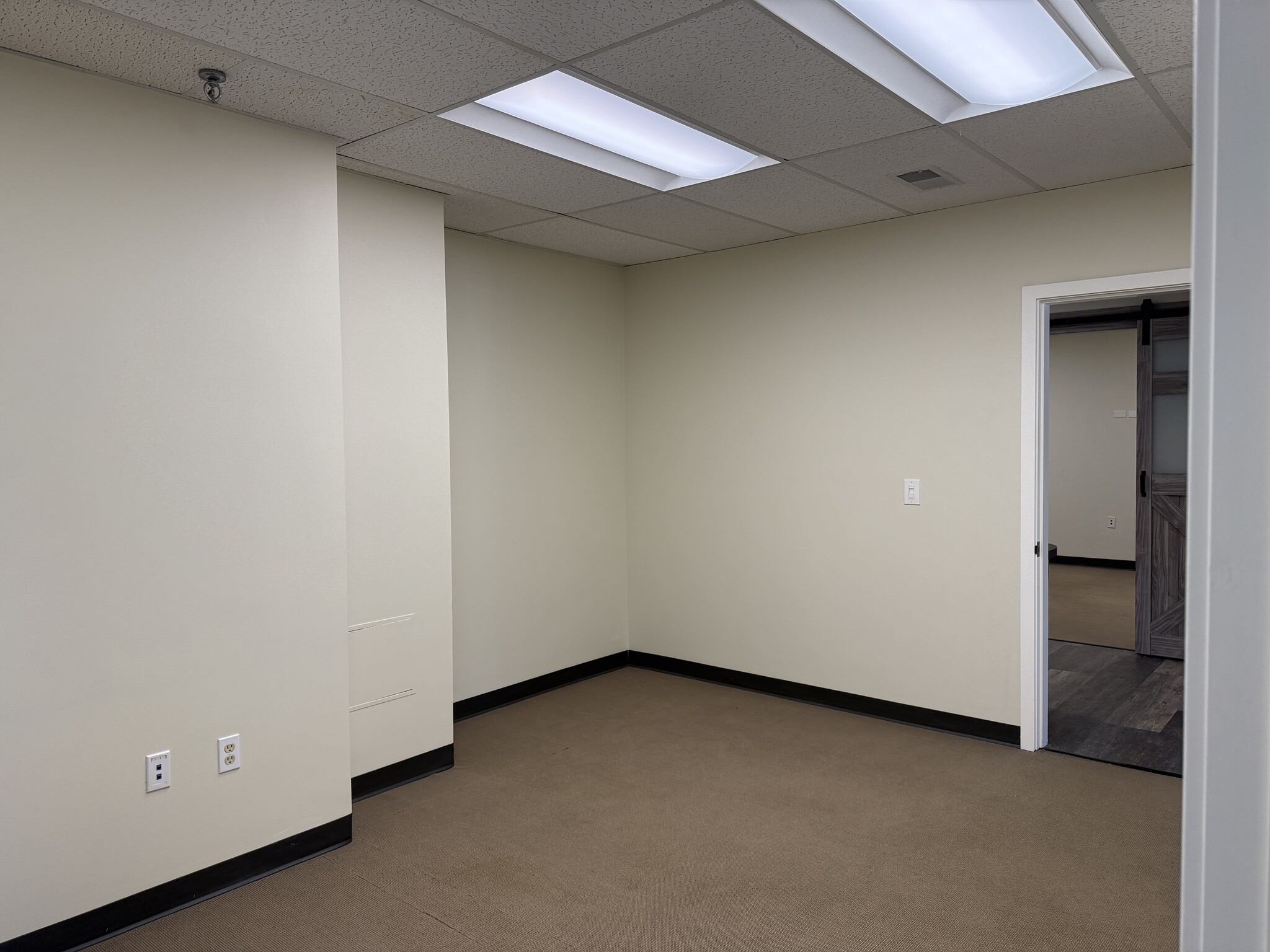 319 Littleton Rd, Westford, MA à louer Photo intérieure– Image 1 sur 7