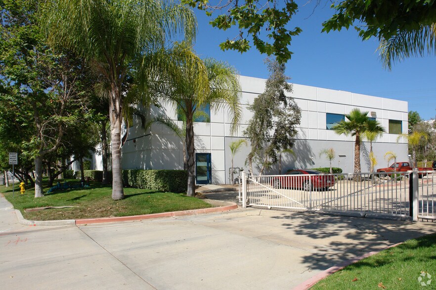 955 S Andreasen Dr, Escondido, CA à louer - Photo de l’immeuble – Image 3 sur 10