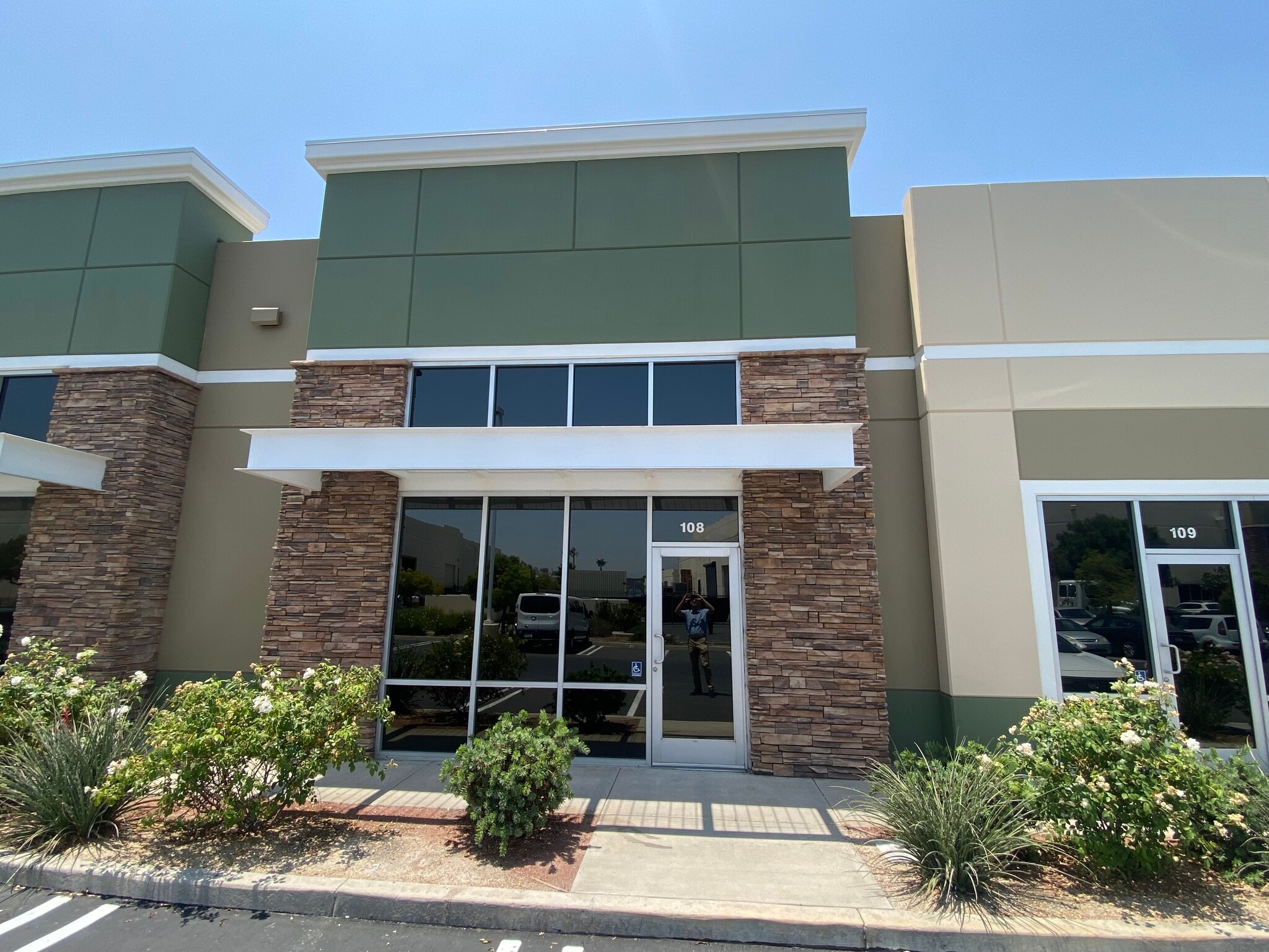 350 E Commercial Rd, San Bernardino, CA à louer Photo de l’immeuble– Image 1 sur 10