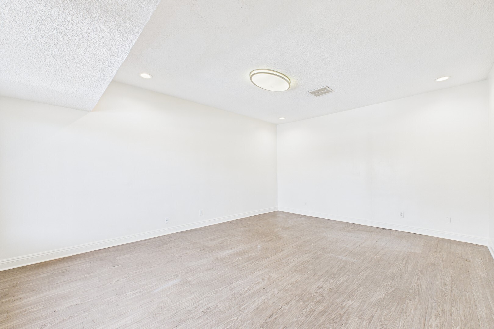 13615 Victory Blvd, Van Nuys, CA à louer Photo intérieure– Image 1 sur 2