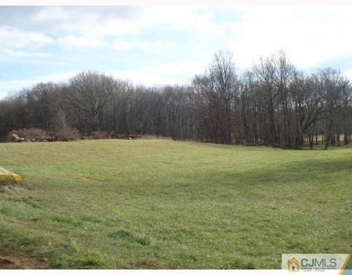 517 Spotswood Englishtown Rd, Monroe Township, NJ à vendre - Photo de l’immeuble – Image 2 sur 3
