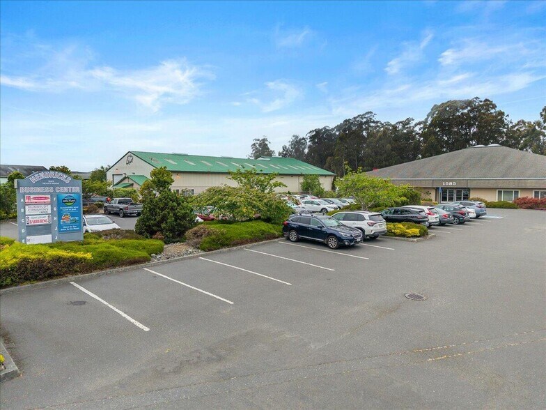 1585 Heartwood Dr, Mckinleyville, CA à vendre - Photo de l’immeuble – Image 2 sur 5