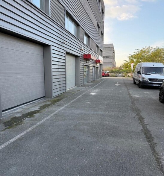 Local d’activités dans Villeneuve-la-Garenne à louer - Photo de l’immeuble – Image 2 sur 8