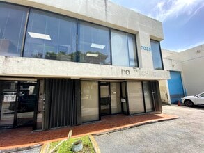 7030-7038 NW 50th St, Miami, FL à louer Photo de l’immeuble– Image 2 sur 28