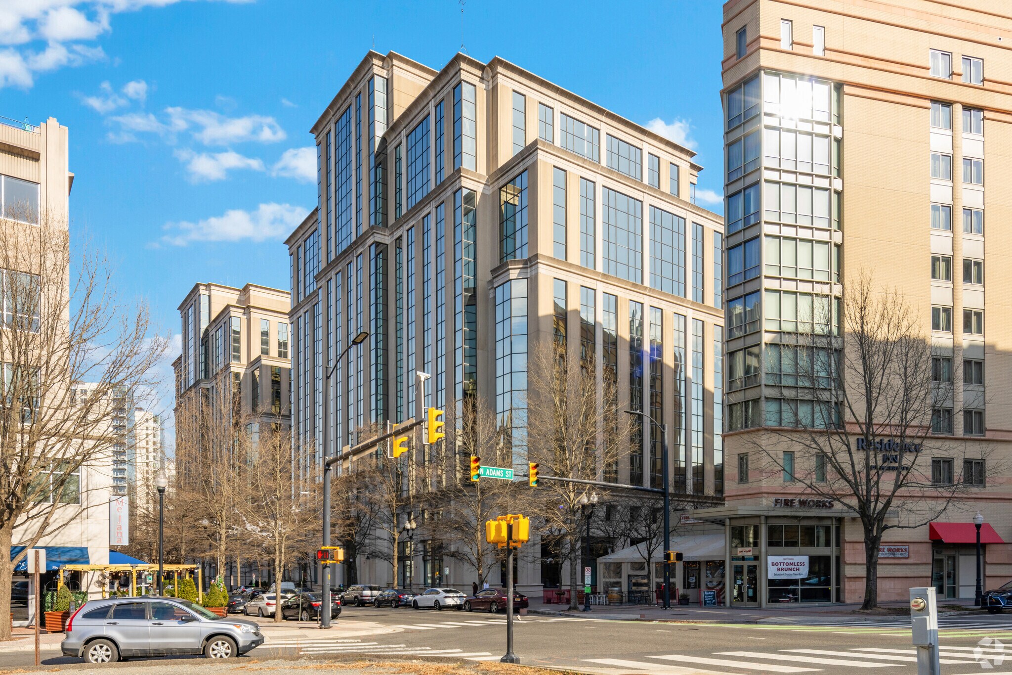 2300 Clarendon Blvd, Arlington, VA à louer Photo principale– Image 1 sur 21