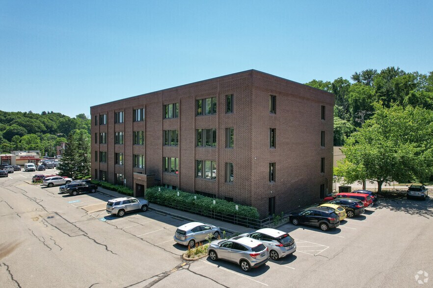 470 Streets Run Rd, Pittsburgh, PA à louer - Photo de l’immeuble – Image 3 sur 5