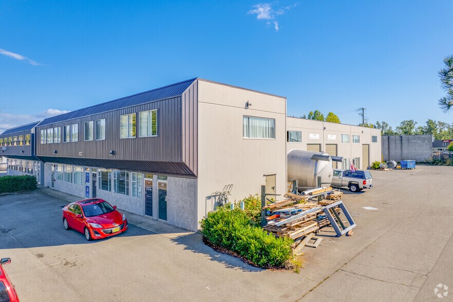 17910 55 Ave, Surrey, BC à louer - Photo de l’immeuble – Image 1 sur 9