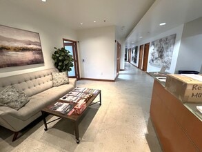 8447 Wilshire Blvd, Beverly Hills, CA à louer Photo de l’immeuble– Image 2 sur 14