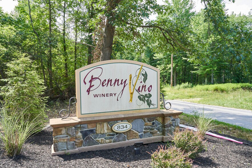 834 Clyde Hill (South Countyline Rd), Geneva, OH à vendre - Photo de l’immeuble – Image 1 sur 43