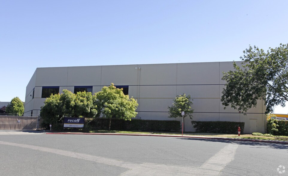 10901 Bigge St, San Leandro, CA à louer - Photo de l’immeuble – Image 2 sur 2