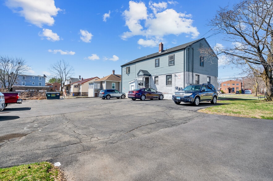 452 East St, Plainville, CT à vendre - Photo de l’immeuble – Image 3 sur 9