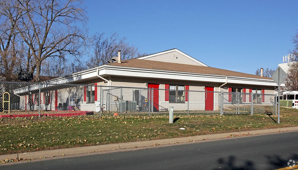 2036 County Road D E, Maplewood, MN à vendre - Photo principale – Image 3 sur 3