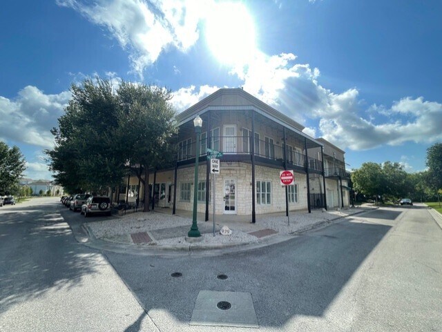 979 N Academy Ave, New Braunfels, TX à louer - Photo de l’immeuble – Image 2 sur 8