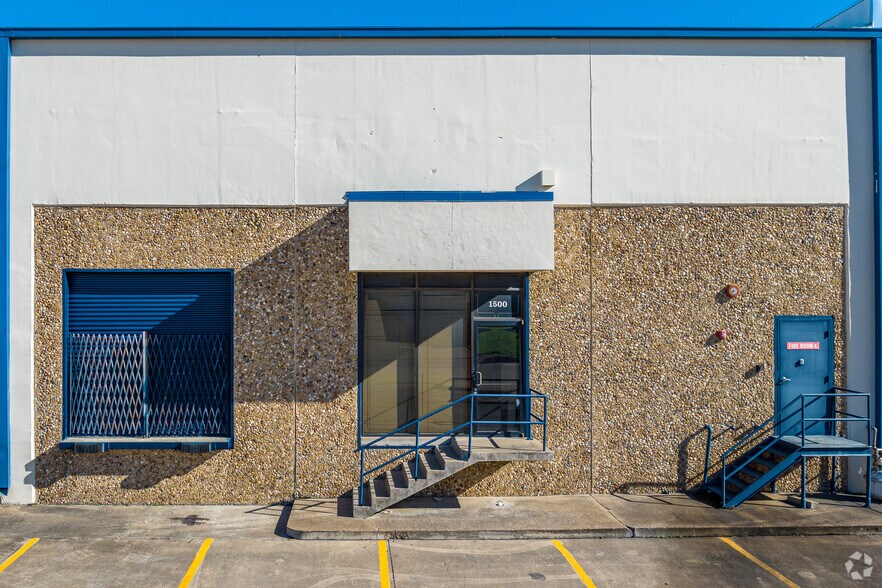 1400-1806 Vantage Dr, Carrollton, TX à louer - Photo de l’immeuble – Image 3 sur 4