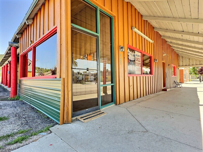 203 E Cleveland St, Sundance, WY à vendre - Photo de l’immeuble – Image 2 sur 35