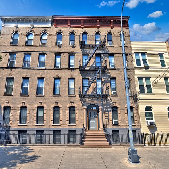 227 Kingsland Ave, Brooklyn, NY à vendre - Photo de l’immeuble – Image 2 sur 9